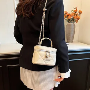 Weiße Stepptasche mit silberner Kette und Herzanhänger, elegante Umhängetasche für Damen
