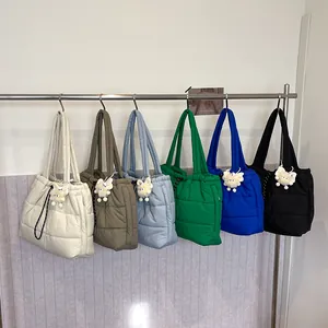 Bolsos tote acolchados en seis colores con colgantes de peluche y cordón
