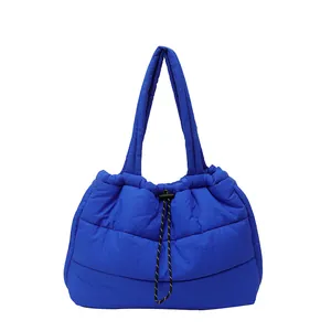 Bolso tote acolchado azul marino con cierre de cordón y correas suaves para el hombro