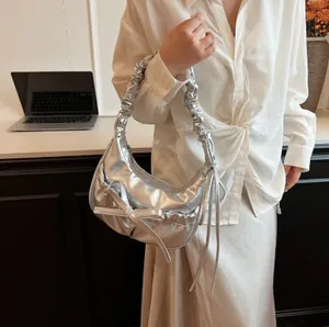 Borsa hobo metallizzata argento con grande fiocco e dettagli di nappe da donna