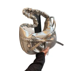 Borsa a nuvola argento metallizzato con tracolla a volant e fiocco per look punk chic