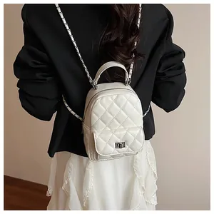Dettaglio dello zaino mini bianco trapuntato con spallacci a catena e chiusura a scatto