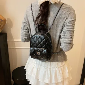 Mini zaino nero trapuntato chic con spalline in catena d'argento e motivo a rombi