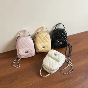 Mini zaini trapuntati con spallacci a catena nei colori rosa, giallo, nero e bianco