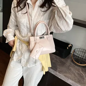 Sac à main rose minimaliste avec breloque enveloppe porté en bandoulière élégante pour femme