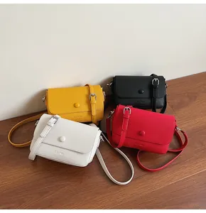 Vue détaillée de quatre sacs à bandoulière en cuir ivoire, jaune, noir et rouge vif