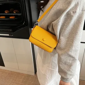 Sac à bandoulière en cuir jaune vif avec boucle circulaire pour un look mode d'été