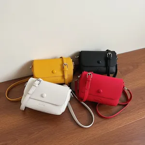 Sacs à bandoulière minimalistes en cuir grainé jaune, noir, blanc et rouge avec rabat