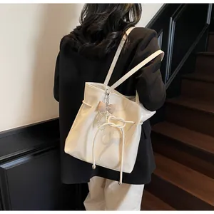 Vue arrière du sac cabas plissé blanc avec pendentif perle et nœud à carreaux