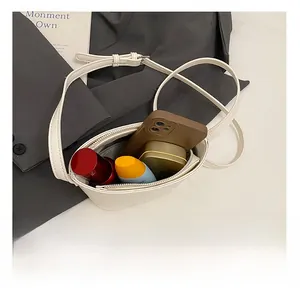 Vue intérieure montrant la grande capacité du sac seau beige pour les objets essentiels