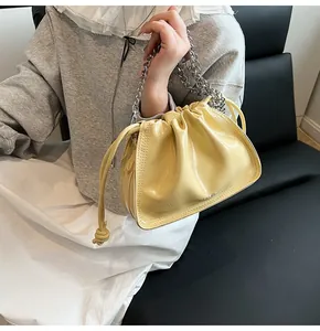 Detail der gelben Ölwachs-Leder-Cloud-Tasche mit silberner Kette und Kordelzugverschluss