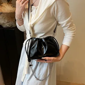 Glänzende schwarze Cloud-Tasche mit Kordelzug-Falten, Silberkette und Schultergurt