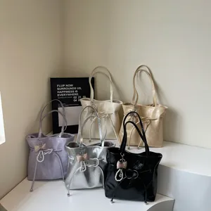 Grands sacs cabas minimalistes en cinq couleurs avec pendentifs nœuds en perles