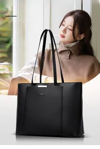 Détail du cabas noir en cuir texturé avec logo kangourou embossé et fines bandoulières