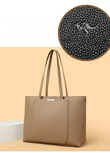 Gros plan sur la texture du cuir grainé et le logo kangourou sur le cabas kaki