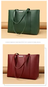 Détail du sac cabas en cuir à motif litchi en vert foncé et bordeaux avec détails métal