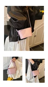 Détail du sac seau lavande avec texture grainée et pompon en métal tissé élégant