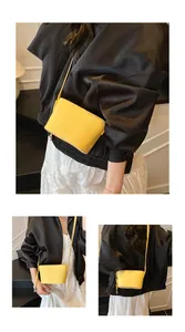 Sac bandoulière en cuir jaune grainé avec logo AMIDY & BAGS FASHION embossé sur le devant