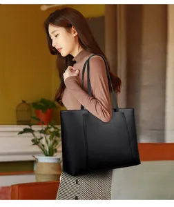 Détail montrant le grain de galet classique et la couture rectangulaire du grand sac cabas