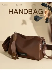 Détail du sac de voyage en tissu Oxford marron avec bandoulière réglable logotypée