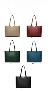 Détail de grands sacs cabas en cinq couleurs avec texture litchi et barre en métal
