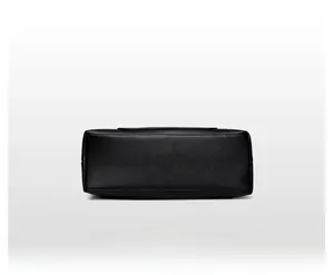 Vue détaillée du fond du sac cabas en cuir noir avec logo kangourou et coutures précises