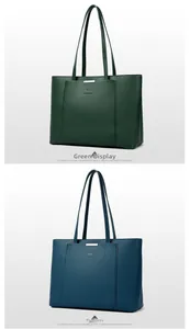 Détail de sacs cabas en cuir grainé vert et bleu avec barre métallique et logo