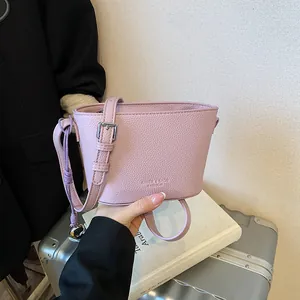 Sac Seau pour Femme en Cuir PU Texture Litchi Sac Bandoulière Minimaliste Avec Pendentif Coeur Sac à Main Quotidien Grande Capacité