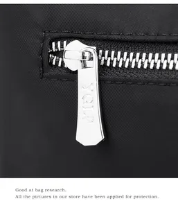 Macro de la fermeture éclair en métal argenté et du tissu Oxford du sac de voyage