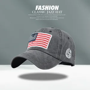 Detalle del bordado de bandera USA y textura vintage en gorra de béisbol gris