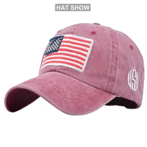 Primer plano del bordado de la bandera americana en gorra de béisbol de algodón rojo