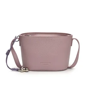 Sac seau lavande en cuir texturé avec breloque cœur et détail de nœud tressé élégant