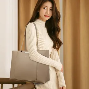 Grand sac cabas taupe en cuir à texture litchi avec décoration élégante du logo kangourou
