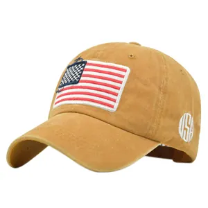 Detalle de gorra vintage caqui con parche de bandera de EE. UU. y textura de algodón lavado