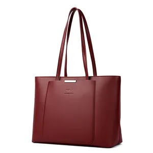 Grand cabas souple rouge foncé en cuir avec logo kangourou et poignées pour femmes