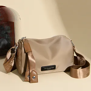 Sac à Bandoulière en Nylon Haute Densité pour Femme Grande Capacité Forme Oreiller Avec Large Sangle à Lettres Sac à Main Voyage