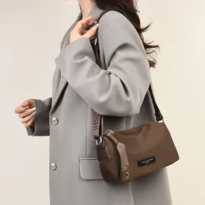 Grand sac de voyage marron en tissu Oxford pour femme avec large bandoulière