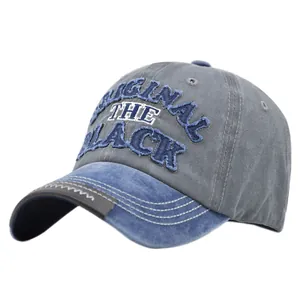 Detail der Vintage-Basecap aus gewaschener Baumwolle mit ORIGINAL-Stickerei und blauem Schirm