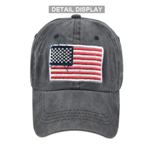Detalle del parche bordado bandera americana en gorra de béisbol gris oscuro lavada