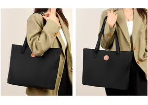 Vue détaillée du grand sac cabas en nylon noir avec logo rond en cuir et bandoulière