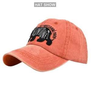 Détail du patch ours et de la broderie National Park sur la casquette en coton orange
