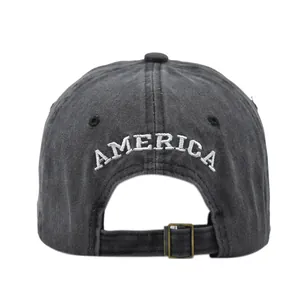 Detalle posterior de gorra lavada gris con bordado America y hebilla de metal