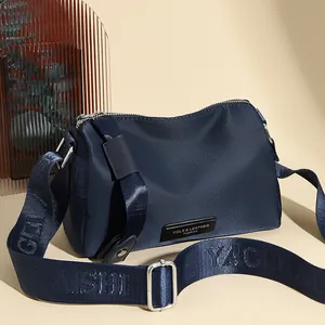Sac bandoulière de sport bleu foncé imperméable avec large sangle jacquard logotypée