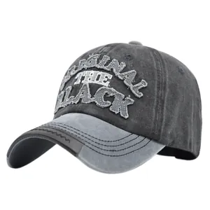 Detail der verwaschenen Baumwoll-Baseballkappe mit Stickerei und Distressed-Effekt am Schirm