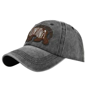 Détail de la casquette vintage grise avec broderie ours et texte Yellowstone Park brodé