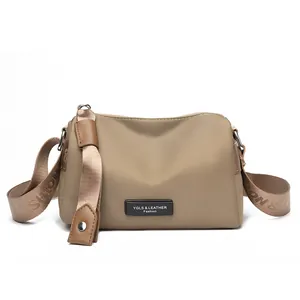 Sac de voyage kaki en nylon avec large bandoulière et grande capacité de rangement