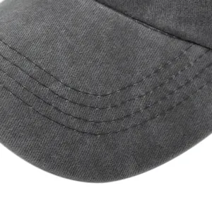 Detalle macro de la visera de gorra de algodón lavado gris con triple costura fina