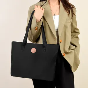 Grand sac cabas noir minimaliste en nylon avec patch logo marron pour usage quotidien