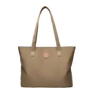 Sac fourre-tout minimaliste en cuir kaki avec écusson logo et grande capacité de rangement
