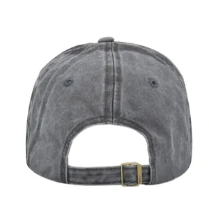 Nahaufnahme der Vintage-Baumwoll-Baseballkappe mit verstellbarer Messingschnalle hinten
